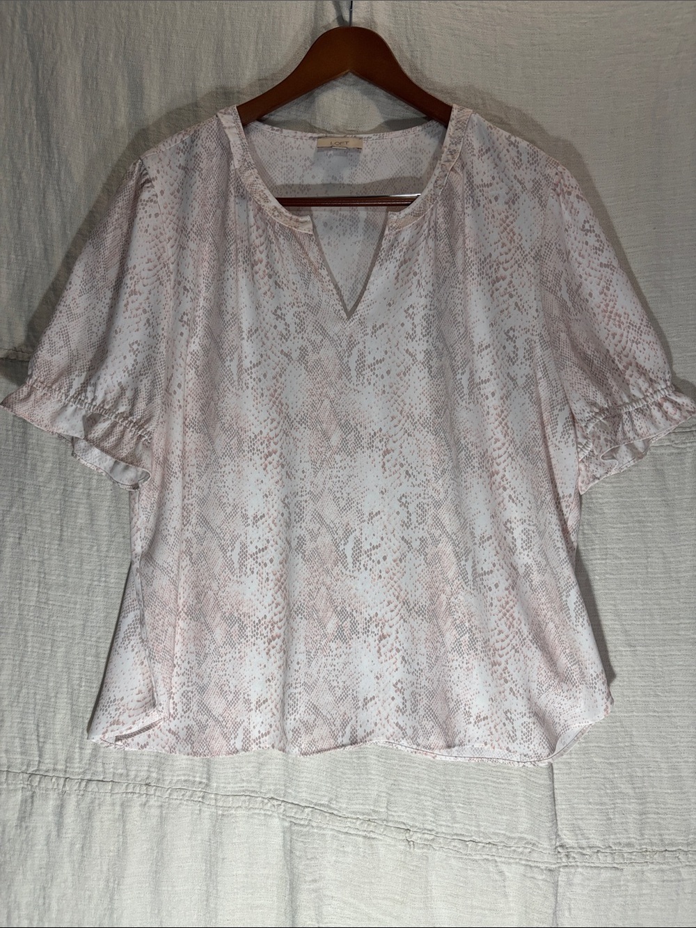 LOFT Pale Pink Snake-Print Ruffle Sleeve Blouse EUC 100% Rayon XXL EUC